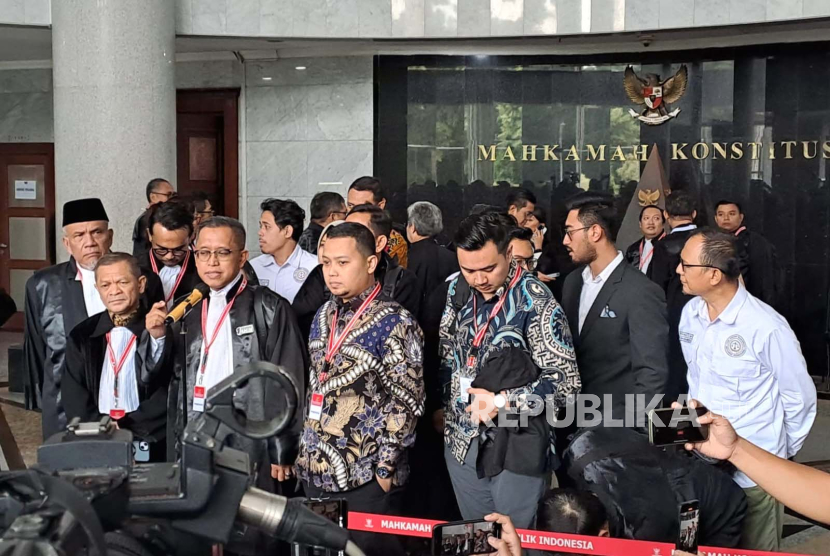 Tim Hukum Anies Baswedan-Muhaimin Iskandar usai menghadiri sidang MK. Tim hukum Amin sebut kalau Pemilu 2024 tak diulang akan membahayakan bangsa.