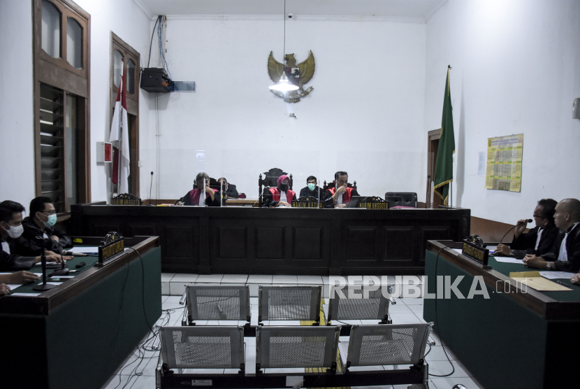 Suasana sidang perdana secara daring kasus dugaan suap pengurusan laporan keuangan dengan terdakwa Bupati Bogor nonaktif Ade Yasin di Pengadilan Negeri Bandung Kelas IA Khusus.
