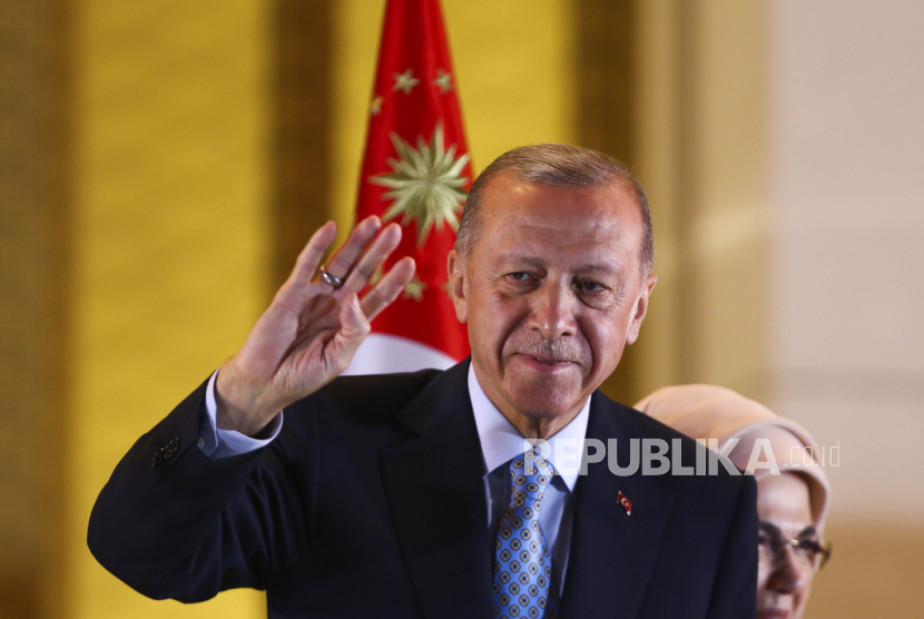 Recep Tayyip Erdogan berpidato di istana kepresidenan, di Ankara, Turki, Minggu, 28 Mei 2023. 