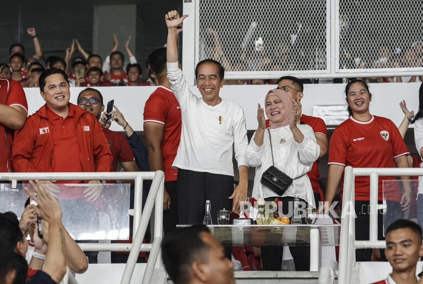 Presiden Joko Widodo (tengah) dan Ibu Negara Iriana Joko Widodo (kedua kanan) bersorak saat Timnas Indonesia mencetak gol pada pertandingan melawan Timnas Filipina dalam laga lanjutan Grup F Kualifikasi Piala Dunia 2026 zona Asia di Stadion Utama Gelora Bung Karno (SUGBK), Senayan, Jakarta, Selasa (11/6/2024). 