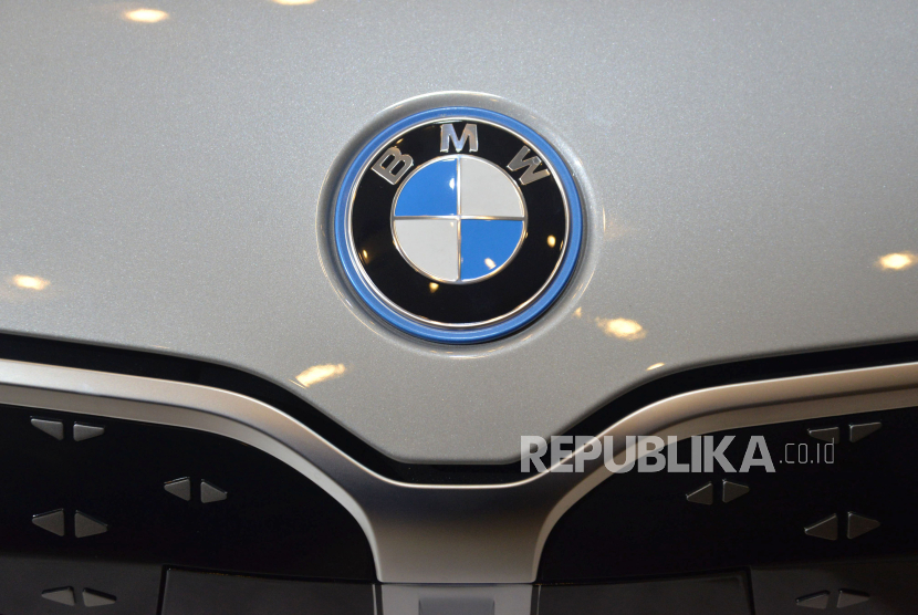 Logo Mobil BMW saat ajang Gaikindo Indonesia International Auto Show (GIIAS) 2024 di ICE BSD, Tangerang,Banten (18/7/2024).