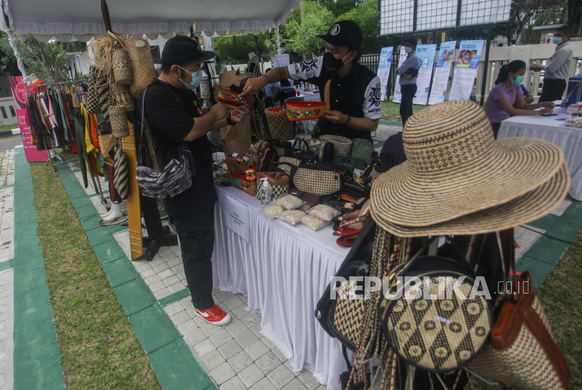 Pengunjung mengamati produk yang dijual dalam pameran produk UMKM (ilustrasi). Salah satu upaya Bank Kalteng dalam mendukung perkembanganusaha mikro kecil dan menengah (UMKM) di Provinsi Kalimantan Tengah adalah dengan menyediakan produk kredit dengan suku bunga ringan.  