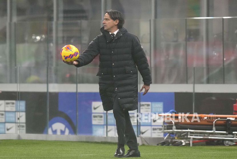  Pelatih kepala Inter Milan Simone Inzaghi memegang bola selama pertandingan sepak bola Serie A antara Inter Milan dan Torino di Stadion San Siro, di Milan, Italia, Rabu, 22 Desember 2021.