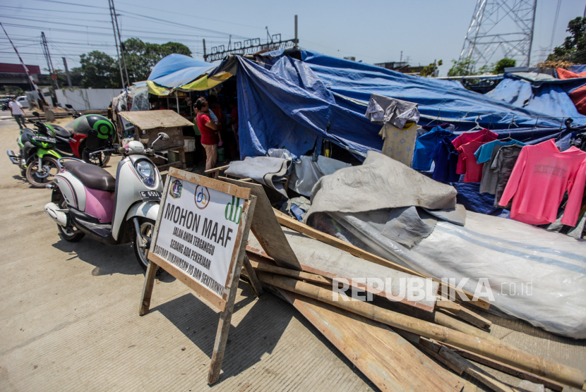 Sejumlah warga Kampung Bayam beraktivitas di tenda hunian darurat. Hampir satu tahun, warga Kampung Bayam tidak diberi akses air dan listrik.