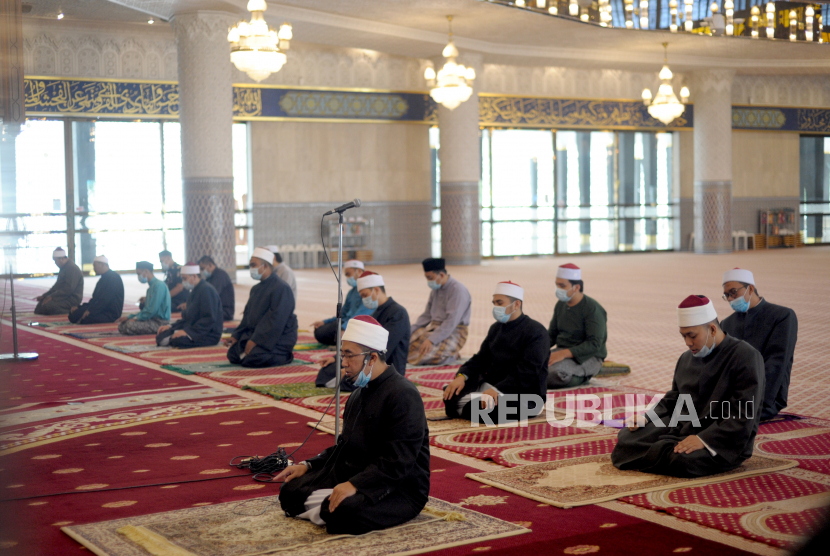 Warga menunaikan shalat berjamaah dengan format Penjarakan Sosial (Social Distancing) di Masjid Malaysia