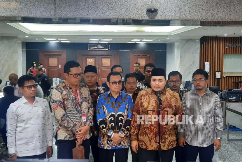 Komisioner KPU RI Mochamad Afifuddin (kedua dari kanan) menyampaikan keterangan pers usai menyerahkan dokumen kesimpulan atas sidang sengketa hasil Pilpres 2024 di Gedung MK, Jakarta Pusat, Selasa (16/4/2024).  