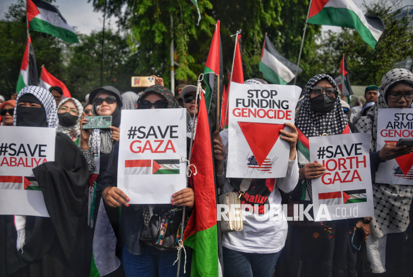 Sejumlah orang mengikuti aksi bela Palestina di depan Kantor Kedutaan Besar Amerika Serikat (AS), Jakarta, (ilustrasi)