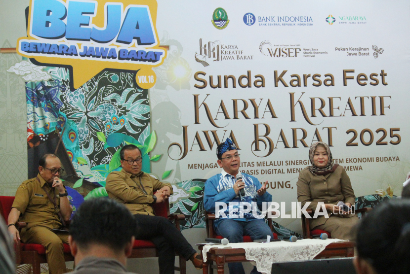 Deputi Kepala Perwakilan Bank Indonesia (BI) Provinsi Jawa Barat (Jabar) Muslimin Anwar menyampaikan pemaparan saat acara Bewara Jawa Barat atau Beja terkait event Sunda Karsa Fest Karya Kreatif Jawa Barat 2025, di Gedung Sate, Kota bandung, Senin (14/7/2025). Kegitan yang digelar BI dan pemprov Jabar ini akan menampilkan peroduk unggulan Jabar dan peragaan produk kerajinan dari Kabupaten dan kota di Jabar, acara akan berlangsung tanggal 17-20 Juli 2025.