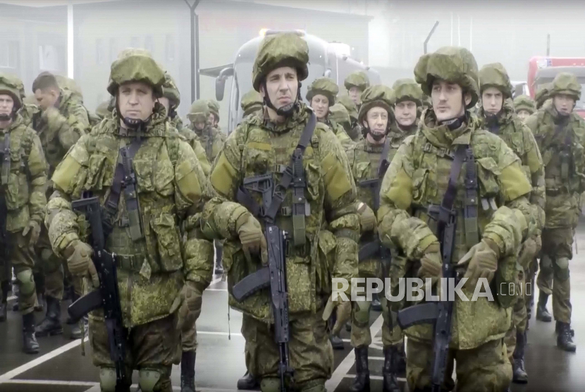 Dalam foto selebaran yang diambil dari video yang dirilis oleh Layanan Pers Kementerian Pertahanan Rusia, para perekrut Rusia berdiri sebelum pelatihan militer mereka di Taman Patriot di luar Moskow, Rusia.