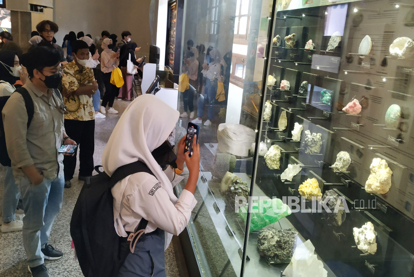 Para siswa mengikuti study tour dengan mengunjungi  Museum Geologi, Kota Bandung, Jawa Barat, Selasa (22/11). 