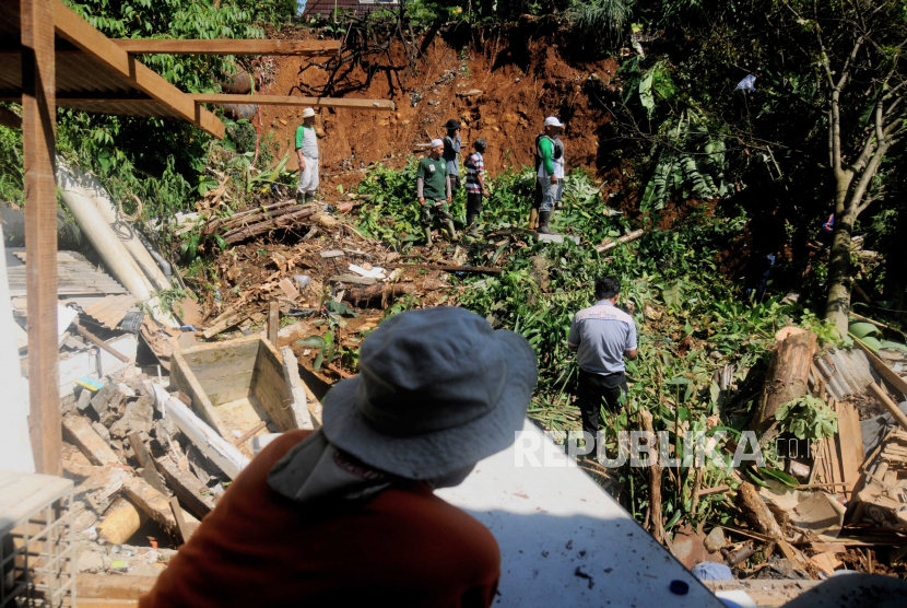 Sejumlah warga bersama relawan mencari puing-puing bangunan yang hancur akibat longsor (ilustrasi)
