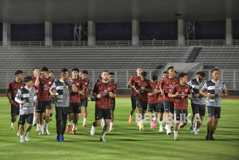 Sejumlah pemain Timnas Indonesia mengikuti latihan di Stadion Madya Gelora Bung Karno, Jakarta, Senin (18/3/2024). Latihan tersebut sebagai persiapan melawan Timnas Vietnam di Stadion Utama Gelora Bung Karno pada 21 Maret dalam ajang Kualifikasi Piala Dunia 2026.
