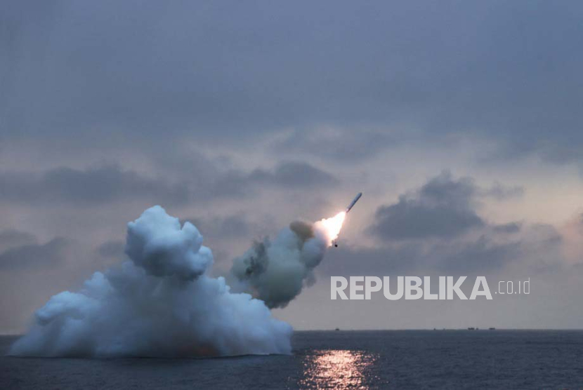 Sebuah foto yang dirilis oleh Kantor Berita Pusat Korea Utara (KCNA) menunjukkan uji coba rudal jelajah strategis yang baru dikembangkan yang diluncurkan dari kapal selam.