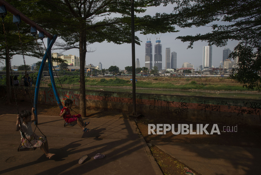 Sejumlah bocah bermain dengan latar belakang gedung-gedung bertingkat di Jakarta. Data BPS menunjukkan perekonomian Indonesia di kuartal II tumbuh positif di angka 7.07 persen.