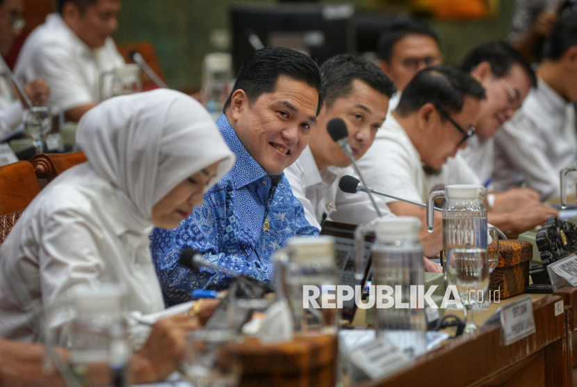 Menpora Erick Thohir mengikuti rapat kerja dengan Komisi X DPR di Kompleks Parlemen, Senayan, Jakarta, Senin (29/9/2024). Rapat kerja tersebut membahas perkenalan serta penyampaian program kerja Menpora yang baru, sekaligus pandangan arah kebijakan pembinaan olahraga dan kepemudaan.