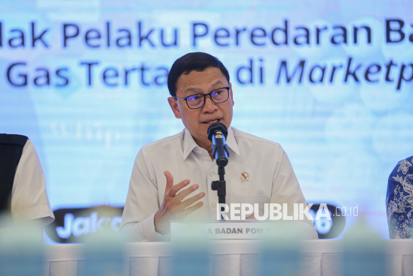 Kepala Badan Pengawas Obat dan Makanan (BPOM) Taruna Ikrar. BPOM menanggapi isu perawatan kulit asal Korea Selatan berbahan Human Acellular Dermal Matrix (hADM) atau dikenal sebagai skin booster 