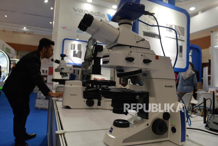 Pengunjung melihat alat-alat laboratorium dan kesehatan yang dipamerkan dalam ajang Lab Indonesia 2024 di Jakarta Convention Center, Jakarta, Rabu (24/4/2024). 