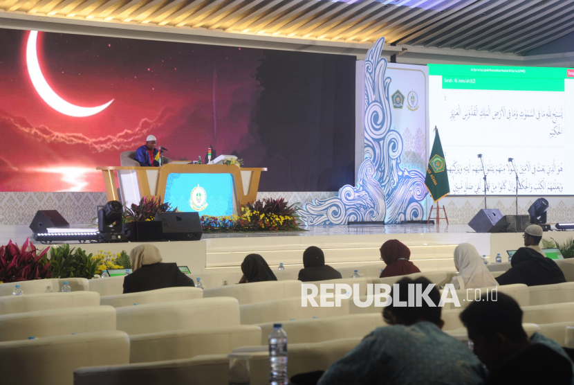 Peserta asal Guinea-Bissau Umaro Djalo melantunkan ayat suci Al Quran saat mengikuti Musabaqah Tilawatil Quran (MTQ) Internasional Ke-IV 2025 di Jakarta, Kamis (30/1/2025). MTQ Internasional yang diikuti oleh 60 peserta dari 38 negara itu diselenggarakan dengan dua cabang lomba utama yakni Tahfidz Al Quran dan Tilawah Al Quran. MTQ Internasional ke-4 mengusung tema Al-Quran, Environment, and Humanity for Global Harmony, yang menitikberatkan pada peran Al Quran dalam menjaga lingkungan, membangun nilai kemanusiaan, serta menciptakan harmoni global.