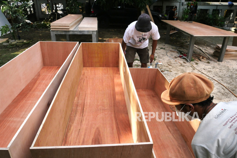 Karyawan membuat peti jenazah khusus Covid-19 di Yogyakarta, Kamis (8/7). Donasi yang digalang oleh Alumnus UGM ini untuk membantu kebutuhan peti jenazah khusus Covid-19 warga atau rumah sakit. Pada hari kedua sudah ada sekitar 20 peti jenazah yang sudah hampir jadi.