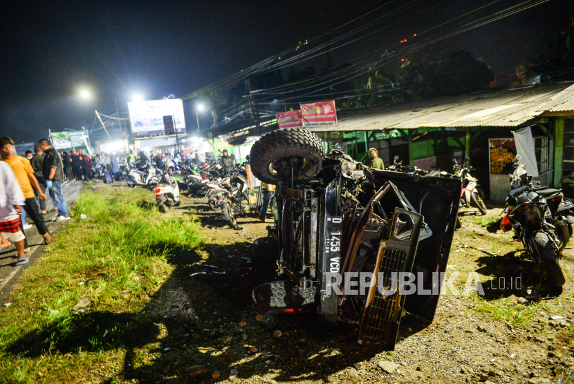 Kondisi sebuah kendaraan yang hancur akibat kecelakaan yang melibatkan bus pariwisata di Desa Palasari, Kecamatan Ciater, Kabupaten Subang, Jawa Barat, Sabtu (11/5/2024).