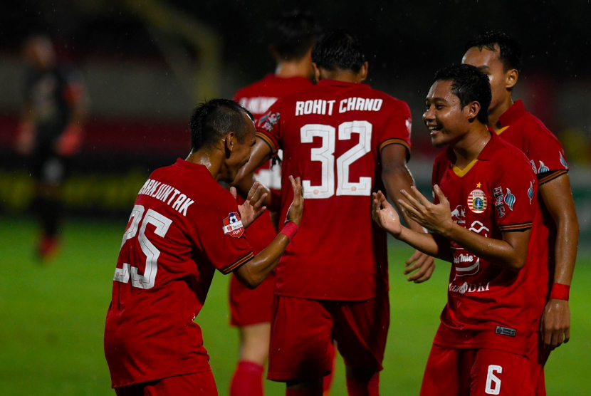 Pesepak bola Persija Jakarta Evan Dimas (kanan) bersama Riko Simanjuntak (kiri) merayakan gol ke gawang Bhayangkara FC pada pertandingan Liga 1 2020 di Stadion PTIK, Jakarta, Sabtu (14/3/2020). Pertandingan Bhayangkara FC melawan Persija Jakarta berakhir imbang 2-2. FOTO ANTARA/Puspa Perwitasari