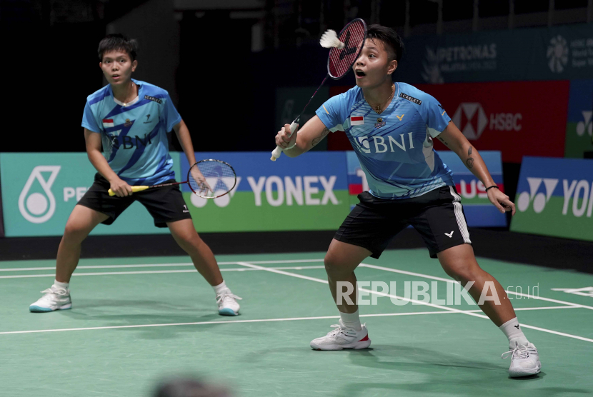 Apriyani Rahayu, kanan, dan Siti Fadia Silva Ramadhanti dari Indonesia melakukan pukulan melawan Kim So Yeong dan Kong Hee Yong dari Korea Selatan selama pertandingan perempat final ganda putri di turnamen bulu tangkis Malaysia Open di Bukit Jalil Axiata Arena di Kuala Lumpur, Malaysia, Jumat, 13 Januari 2023.