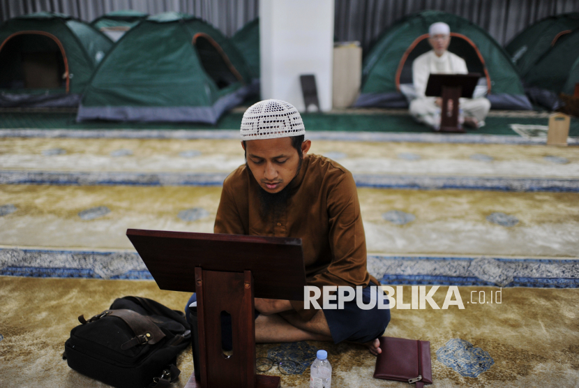 Jamaah membaca Alquran saat itikaf di Masjid Al Falah Apartemen Bassura City, Jakarta, Senin (24/3/2025) malam. Dewan Kemakmuran Masjid (DKM) Masjid Al Falah pertama kali menggelar itikaf dengan menyediakan fasilitas tenda untuk jamaahnya yang bermukim di masjid pada 10 hari terakhir di bulan suci Ramadhan guna menghidupkan lailatul qadar. Kegiatan itikaf tersebut meliputi kegiatan buka puasa bersama, tarawih, kajian, tahajud dan sahur bersama. Itikaf merupakan kegiatan bermukim di masjid dengan melakukan berbagai macam ibadah seperti shalat, membaca Al Quran dan mendengarkan kajian yang dilakukan umat muslim pada 10 hari terakhir di bulan Ramadhan untuk menjemput lailatul qadar atau malam penuh kemuliaan karena merupakan malam di turunkannya Al Quran.