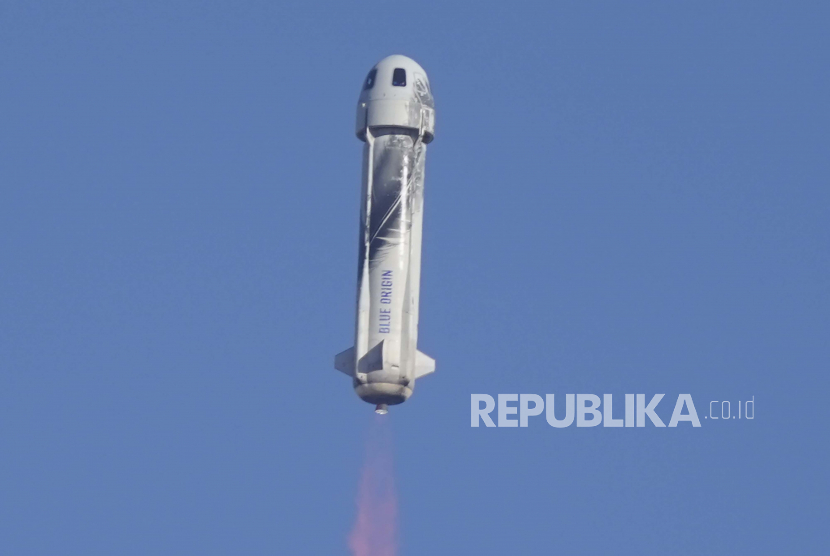  Roket New Shepard Blue Origin diluncurkan membawa penumpang William Shatner, Chris Boshuizen, Audrey Powers dan Glen de Vries dari pelabuhan antariksa dekat Van Horn, Texas, Rabu, 13 Oktober 2021. Tahun 2021 menjadi tahun yang menandai sejarah baru umat manusia di bidang sains, secara khusus mengenai luar angkasa.