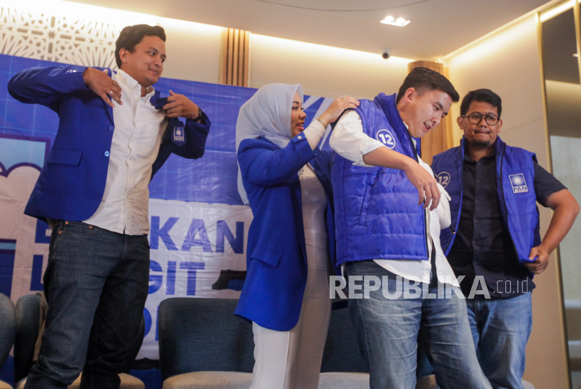 Ketua DPP PAN Zita Anjani memakaikan atribut jaket partai kepada Kader baru PAN Anggara Wicitra Sastroamidjojo, Idris Ahmad, Jovin Kurniawan di kantor DPP PAN, Jakarta Selatan, Selasa (12/9/2023). 