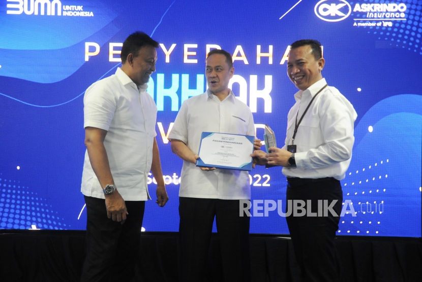 Komisaris Independen PT Asuransi Kredit Indonesia (Askrindo) Heru Kresna Reza, Pendiri ESQ Group Ary Ginanjar Agustin, dan Direktur Kepatuhan SDM dan Management Risiko Askrindo Kun Wahyu Wardana (dari kiri) berbincang saat menerima Akhlak Award di Jakarta, Kamis (8/9/2022). Askrindo mendapatkan apresiasi untuk kategori Indeks Impelementasi AKHLAK di klaster jasa Asuransi dan dana pensiun (Asuransi). Foto:Tahta Aidilla/Republika.