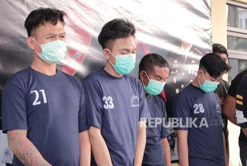 Empat orang tersangka kasus pengeroyokan terhadap seorang polisi diperlihatkan saat konferensi pers di Markas Polresta Bandung, Kabupaten Bandung, Jawa Barat, Jumat (22/12/2023).