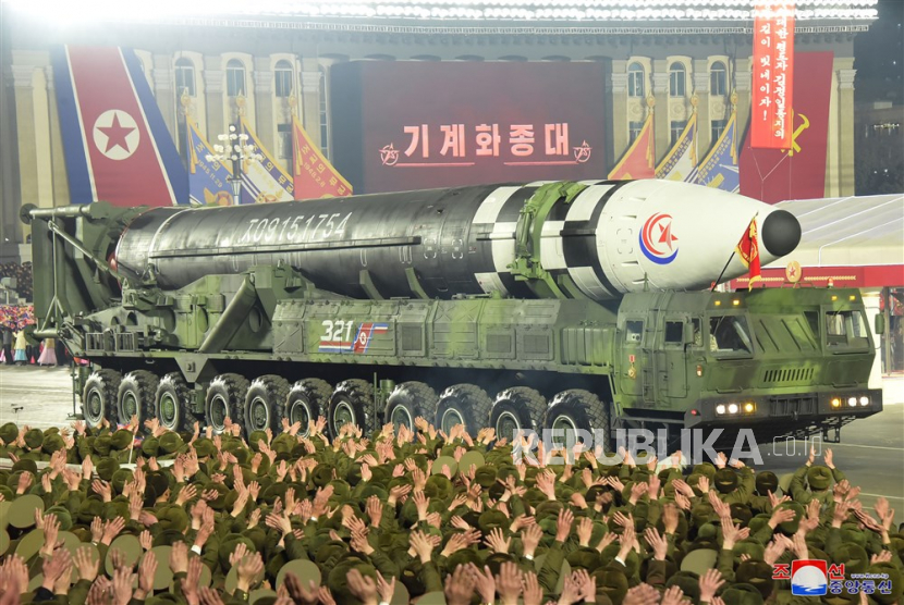  Sebuah foto yang dirilis oleh Kantor Berita Pusat Korea Utara (KCNA) resmi menunjukkan rudal balistik antarbenua Hwasong-17 ditampilkan selama parade militer di Lapangan Kim Il Sung untuk menandai peringatan 75 tahun berdirinya Tentara Rakyat Korea (KPA). angkatan bersenjata revolusioner Partai Buruh Korea (WPK) di Pyongyang, Korea Utara, Rabu (8/2/2023).(dikeluarkan Kamis,9/2/2023).