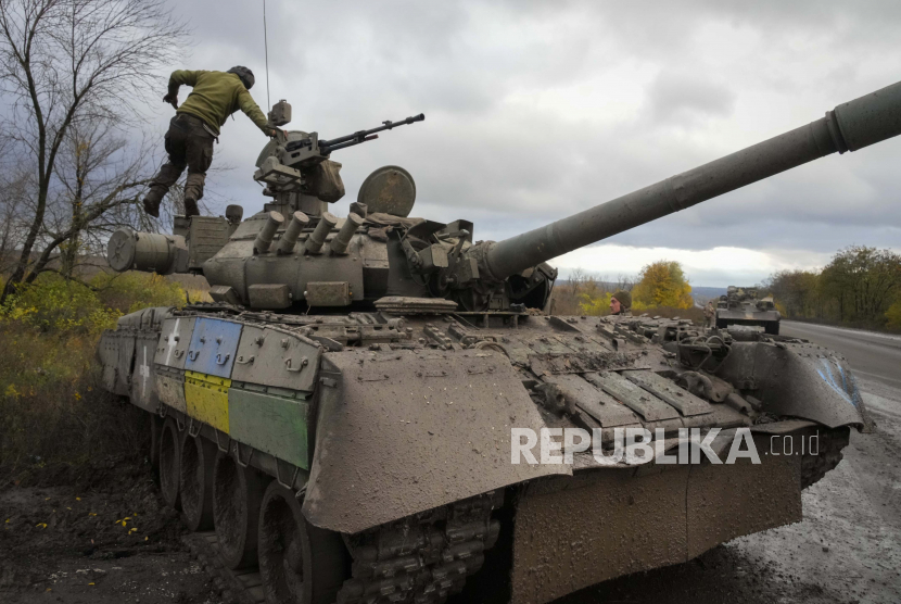  Tentara Ukraina bekerja dengan tank Rusia T-80 yang ditangkap di jalan menuju Bakhmut, lokasi pertempuran terberat melawan pasukan Rusia di wilayah Donetsk, Ukraina, Kamis, 27 Oktober 2022. Rusia belum merencanakan kemungkinan penerapan gencatan senjata Tahun Baru dalam konflik di Ukraina.