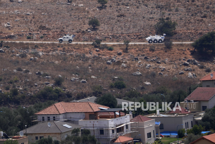  Pasukan penjaga perdamaian Unifil berpatroli di Garis Biru yang memisahkan antara Israel dan Libanon, dekat desa Israel Metula, 28 Juli 2020. Sekitar 90 personel Unifil terkonfirmasi Covid-19.