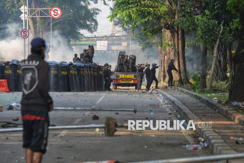 Personel Brimob mencoba membubarkan pengunjuk rasa di depan Markas Komando Brimob Polda Metro Jaya, Kwitang, Jakarta, Jumat (29/8/2025). Aksi tersebut menuntut pengusutan kasus penabrakan pengemudi ojek online oleh mobil rantis Brimob.