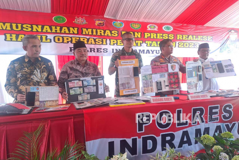 Kapolres Indramayu, AKBP M Fahri Siregar (kedua dari kanan), bersama unsur Forkopimda, menunjukkan barang bukti hasil pengungkapan berbagai kasus kejahatan selama Operasi Cipta Kondisi I Tahun 2023, di Mapolres Indramayu, Jumat (24/3/2023).