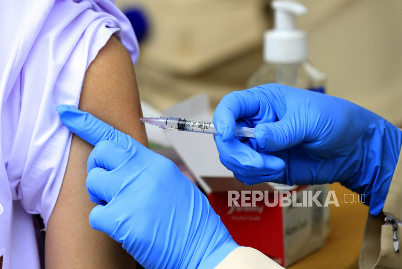 Petugas menyuntikkan vaksin kepada siswa di SD Lentera Kampung Harapan, Kabupaten Jayapura, Papua, Jumat (27/8/2021). Penyuntikan vaksin bagi pelajar Papua tersebut sebagai upaya percepatan program vaksinasi di Provinsi Papua. 