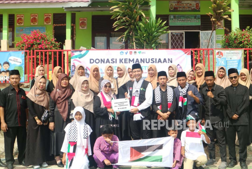 Guru dan murid di dua SD Negeri Beringin Raya, Kemiling, Bandar Lampung mendonasikan Rp 16 juta untuk peduli Palestina, Jumat (17/11/2023).   