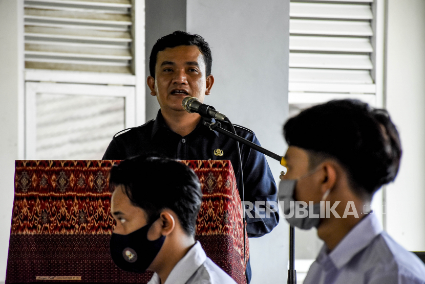 Kepala Dinas Pendidikan Provinsi Jawa Barat Dedi Supandi memberikan sambutan saat kegiatan Penyerahan Kuota dan Peminjaman Tablet di SMAN 9 Bandung, Jalan Suparmin, Kota Bandung.