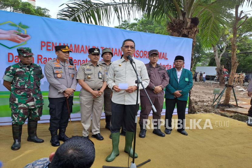 Penjabat Gubernur DKI Jakarta, Heru Budi Hartono dalam kegiatan penanaman pohon (ilustrasi).