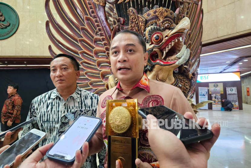Wali Kota Surabaya, Eri Cahyadi, memberikan keterangan kepada media. (Ilustrasi)