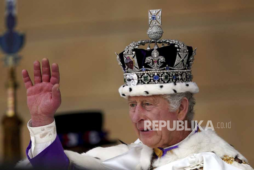 Raja Charles III menerima penghormatan kerajaan dari anggota militer di taman Buckingham Place, London, setelah upacara penobatan, Sabtu (6/5/2023). Kanada meluncurkan paspor dengan desain baru pada Rabu (10/5/2023). Paspor  seri baru ini memiliki fitur keamanan canggih hingga lambang Raja Charles III.