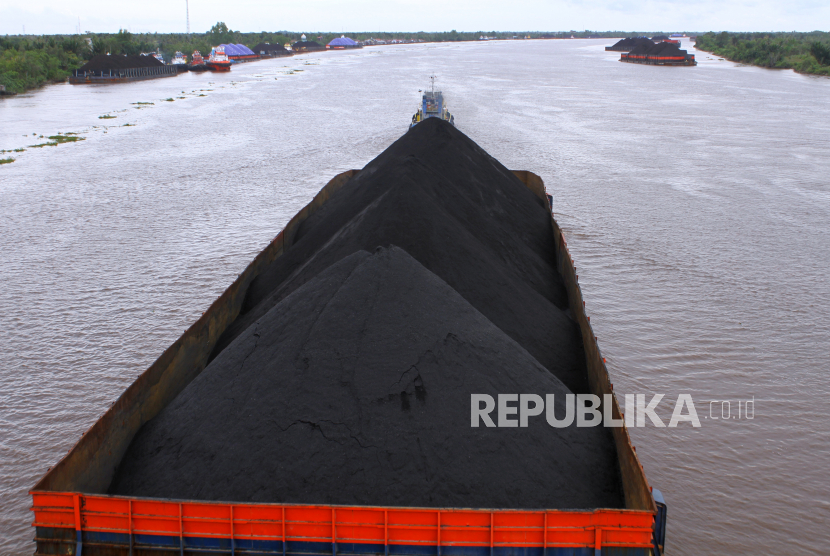 Kapal tongkang pengangkut batu bara melintas di Sungai Barito, Kabupaten Barito Kuala, Kalimantan Selatan, Kamis (5/1/2023) (ilustrasi).