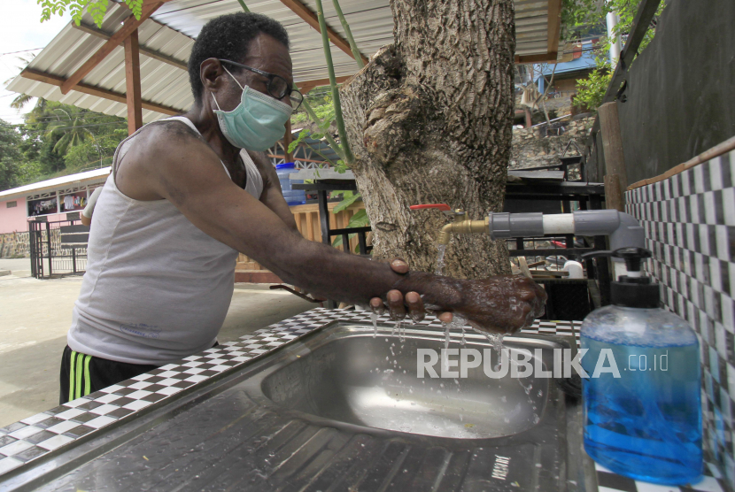 Seorang warga mencuci tangan di Furia Puskopad Kotaraja, Jayapura, Papua. Berdasarkan data Dinas Kesehatan Provinsi Papua jumlah warga positif akibat virus corona atau COVID-19 hingga Minggu (29/3) berjumlah sembilan orang yang tersebar di Jayapura, Timika dan Merauke