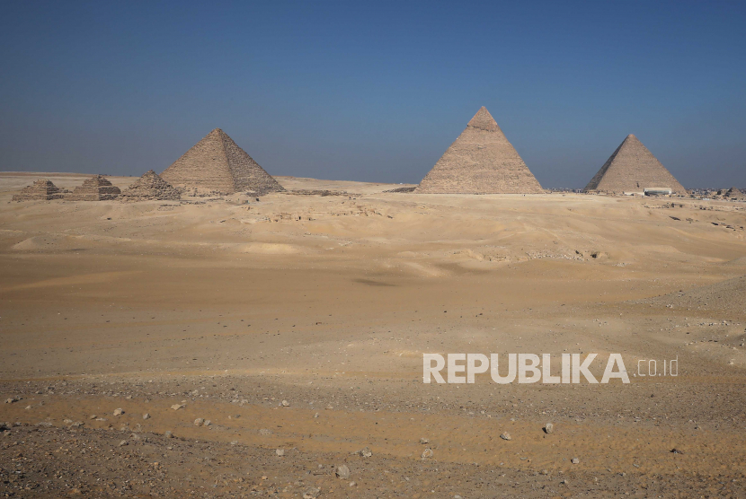  Pemandangan umum Piramida Giza, di Giza, Mesir, 10 November 2020. Mengambil Pelajaran dari KIsah Firaun