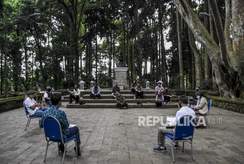 Pengelola melakukan rapat dengan menerapkan jaga jarak fisik di Plaza Taman Hutan Raya (Tahura) Ir H Djuanda, Kabupaten Bandung, Kamis (28/5). Kementerian Keuangan mencatat sebanyak 244 Badan Layanan Umum (BLU) sepanjang 2020.