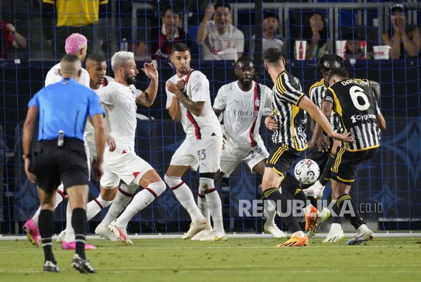 Bek Juventus Luiz Da Silva Danilo (6) mencetak gol dalam laga pramusim melawan AC Milan, di California, Amerika Serikat, Jumat (27/7/2023). 