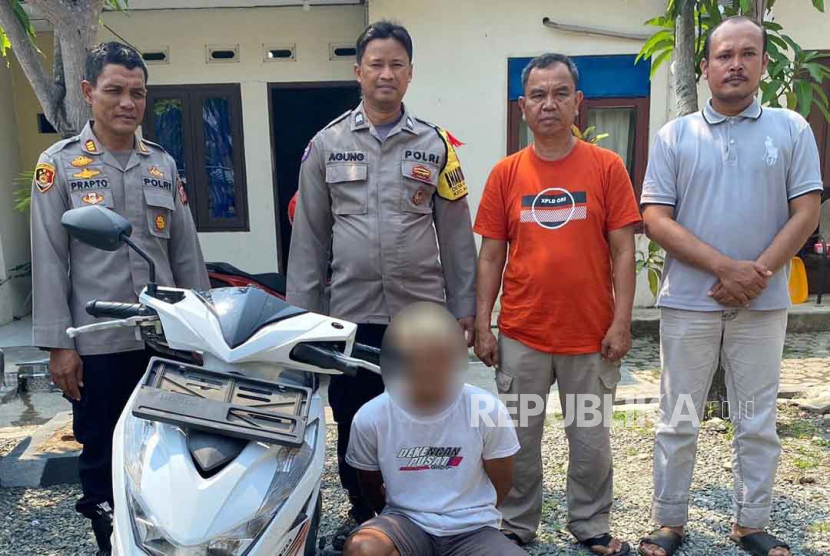 Personel Unit Reserse Kriminal (Polsek) Karangampel menangkap terduga pelaku pencurian kendaraan bermotor (curanmor) yang terjadi di Kecamatan Karangampel, Kabupaten Indramayu, Senin (18/12/2023). 