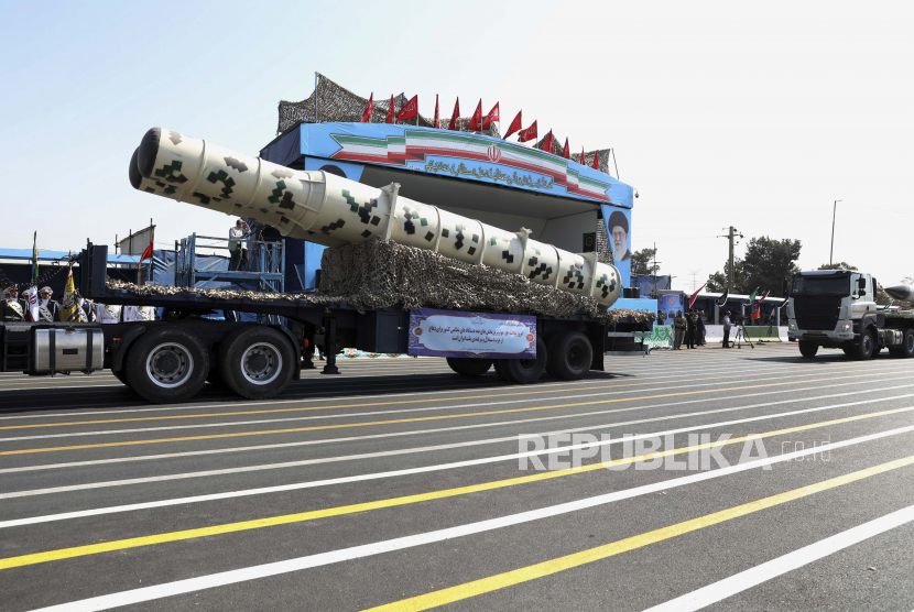 Rudal S-300 dibawa selama parade militer memperingati dimulainya perang Irak-Iran 1980-88, Kamis, 22 September 2022. Rusia dilaporkan telah meminta Israel untuk tidak menghalangi transfer peralatan militer dari Suriah ke Ukraina. 