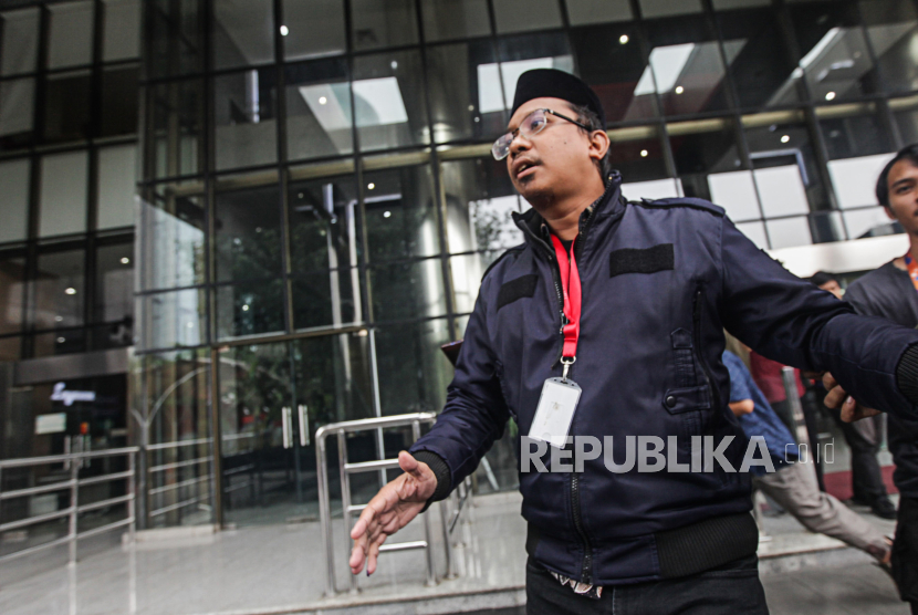 Bupati Sidoarjo Ahmad Muhdlor Ali berjalan saat jeda pemeriksaan di gedung KPK, Jakarta Selatan, Jumat (16/2/2024).